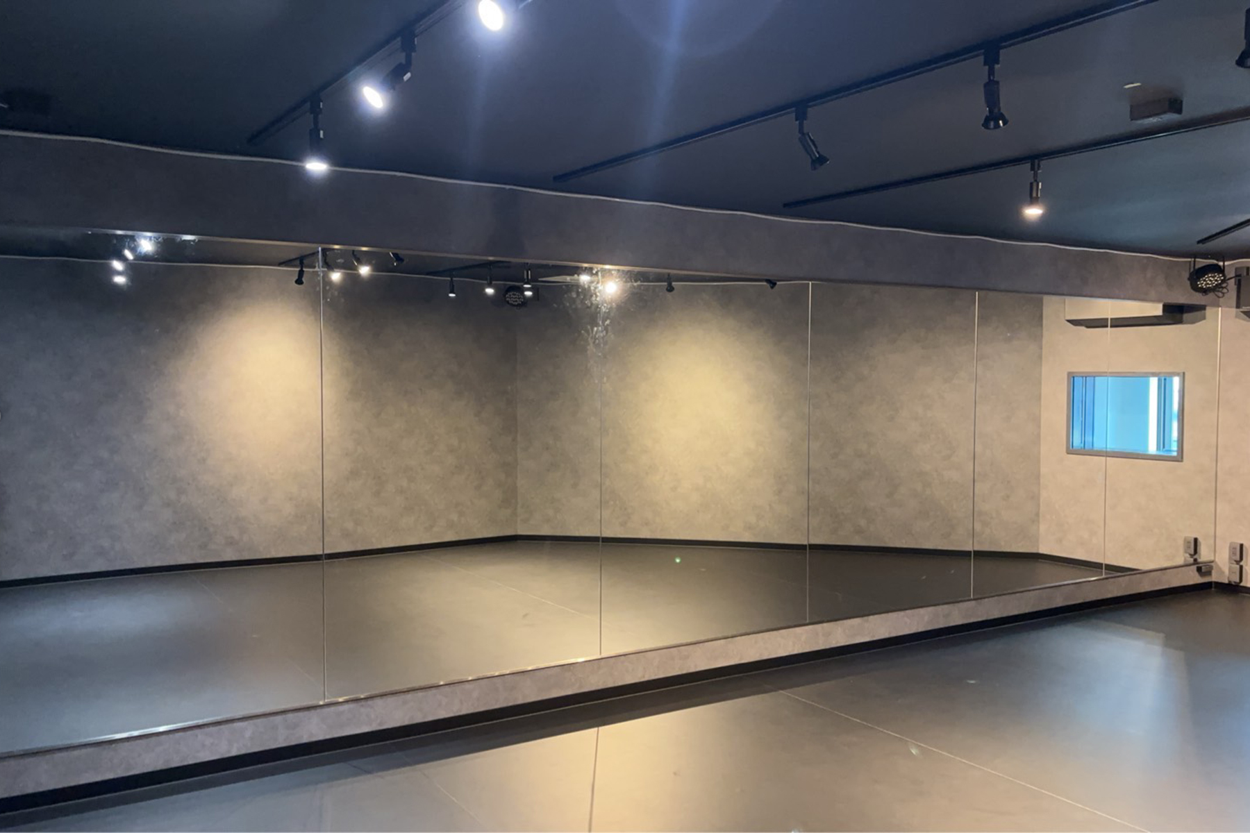 ミラーと照明の施工例